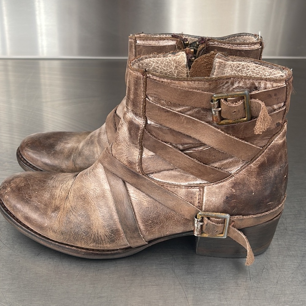 Distressed Freebird by Steven Sammi in Stone leather.